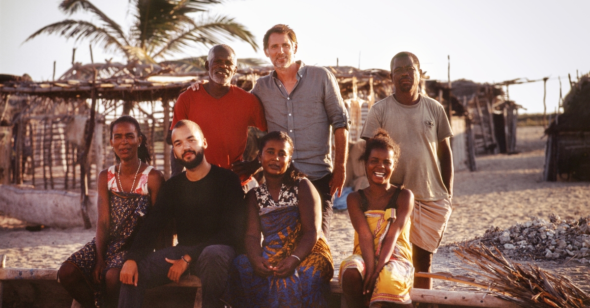 Rendezvous en terre inconnue avec Oli chez les Vézo FranceTvPro.fr Rendezvous en terre inconnue avec Oli chez les Vézo FranceTvPro.fr